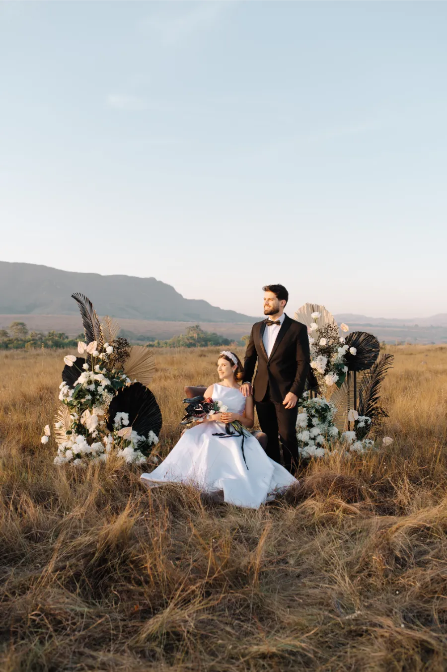 noivos em casamento minimalistae e elegante no campo