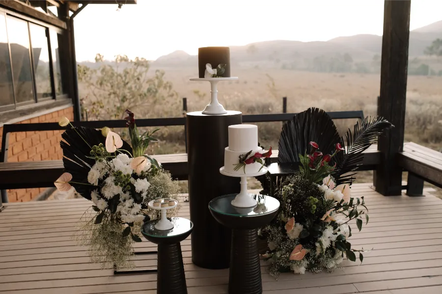 mesa do bolo de casamento moderno
