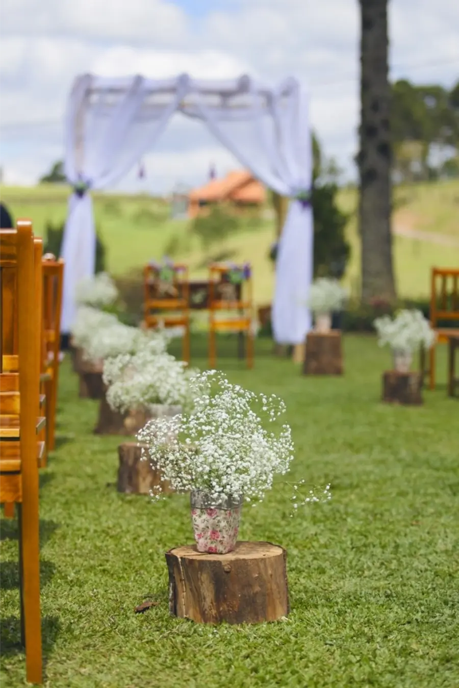 Corredor decorado com flores mosquitinho levando ao altar com tecido branco