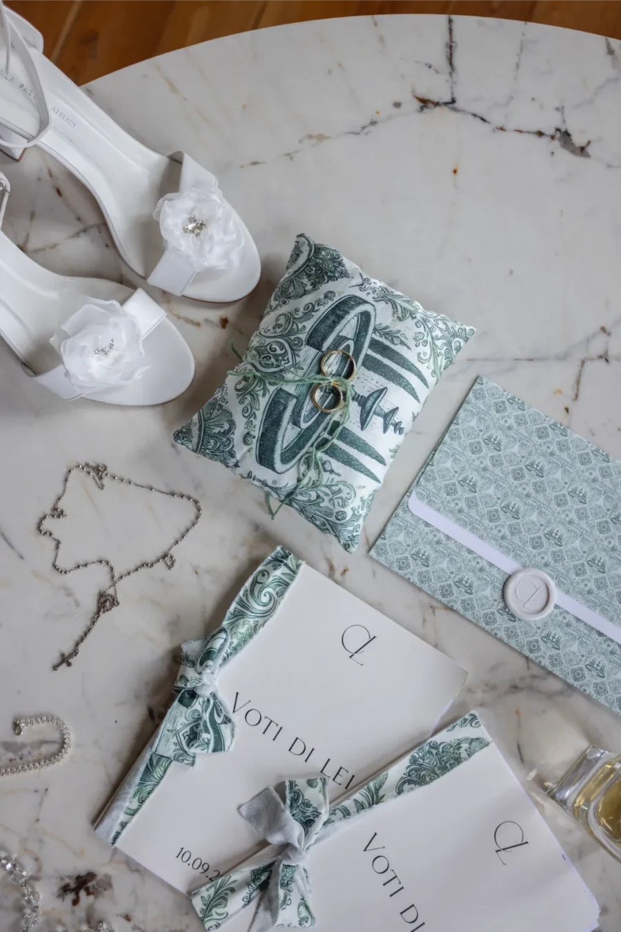 vista de sandalia da noiva papelaria de casamento e pequeno terço