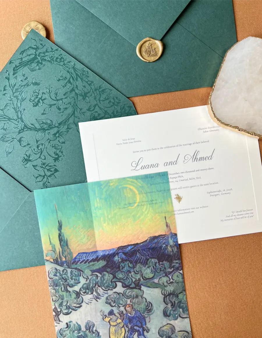Convite de casamento elegante em envelope verde com lacre dourado e ilustração inspirada em Van Gogh para Luana e Ahmed.