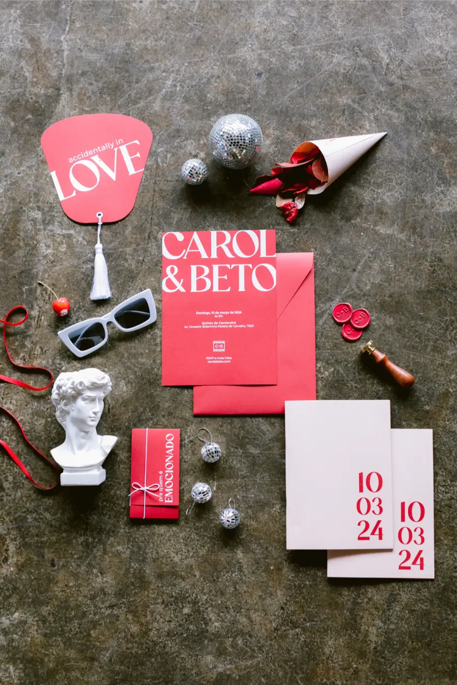 dentidade visual de casamento moderna em vermelho com convites, leque e acessórios personalizados para Carol e Beto.