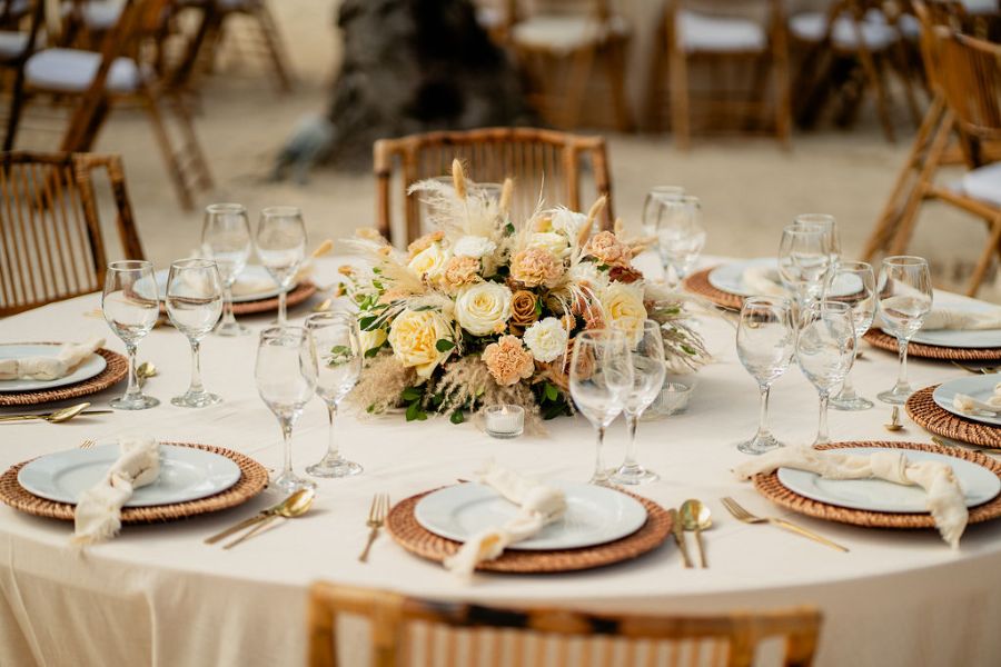 mesa posta com flores no centro