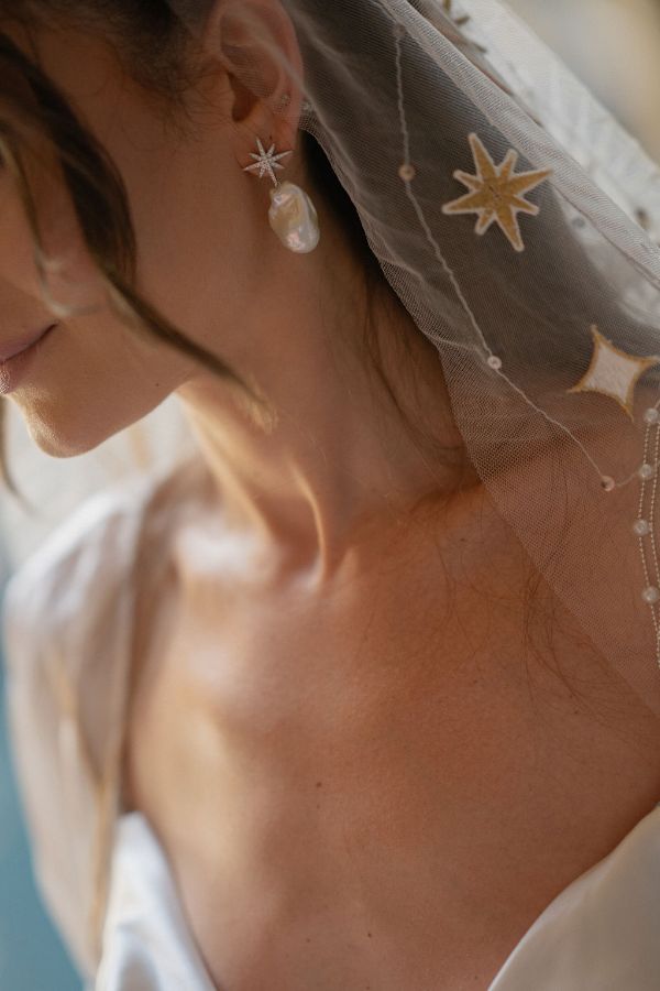 noiva com brinco de pérolas