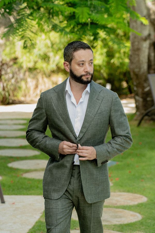 noivo com tenro verde