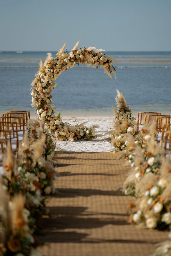 altar de casamento boho na praia