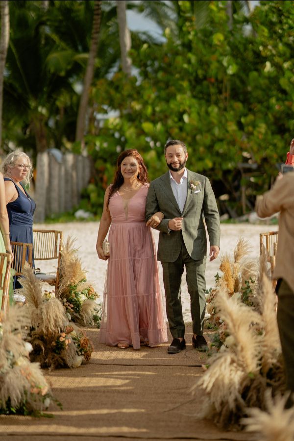 entrada no noivo com a mãe vestida de rosa
