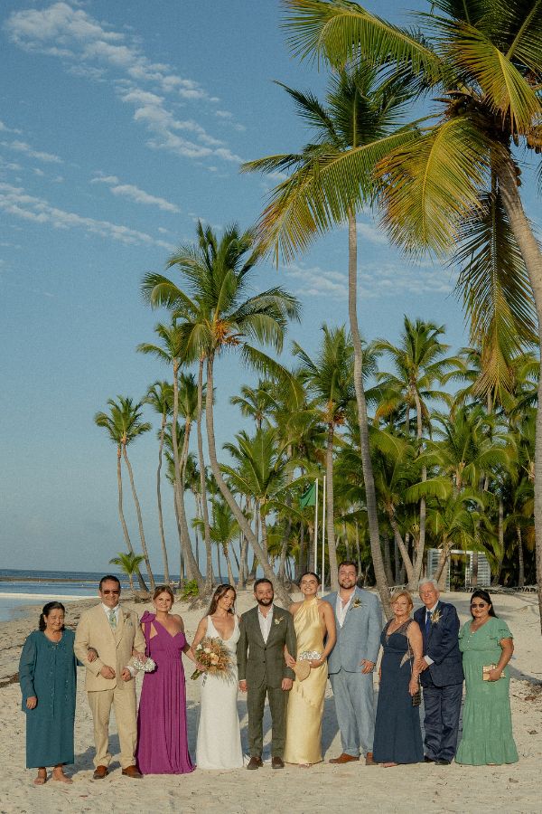 noivos e padrinhos na praia