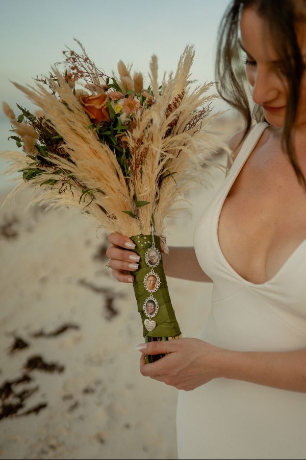 noiva com buque com relicario