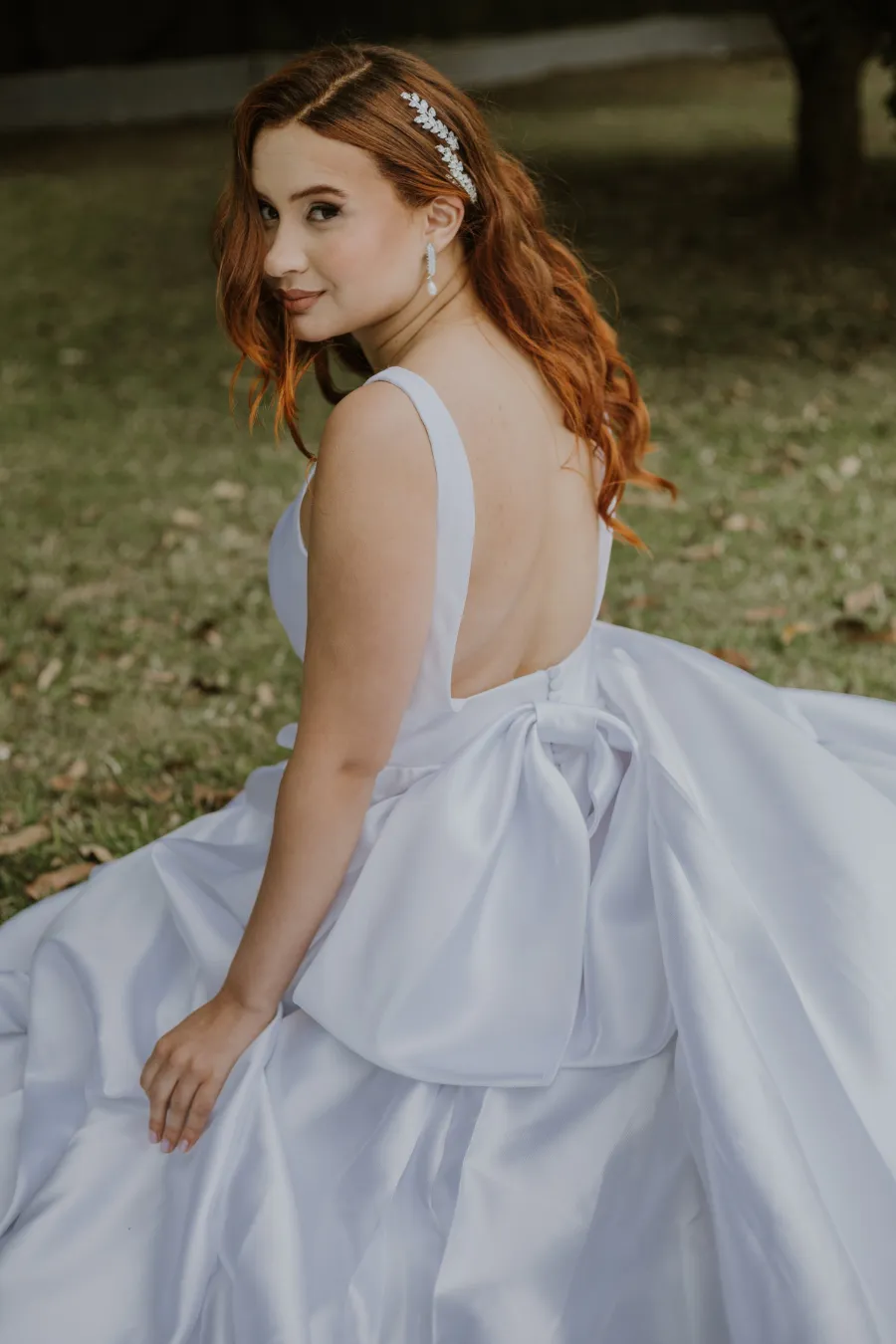 noiva com vestido cocm laço nas costas