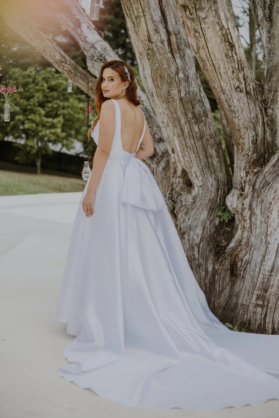 noiva com vestido cocm laço nas costas