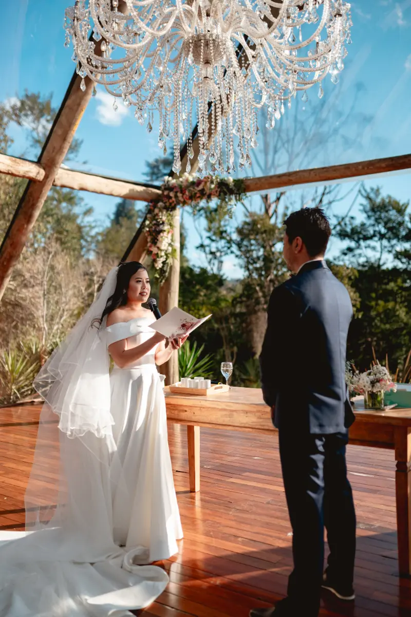 leitura dos votos de casamento em cerimônia ao ar livre