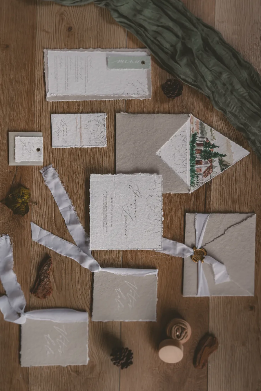 itens de papelaria e convites para casamento simples