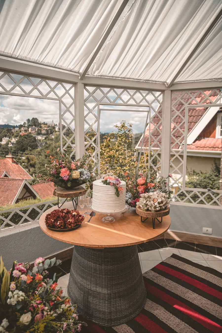 mesa com bolo de casamento