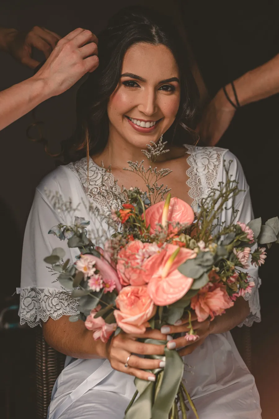 noiva no making of segurando buque