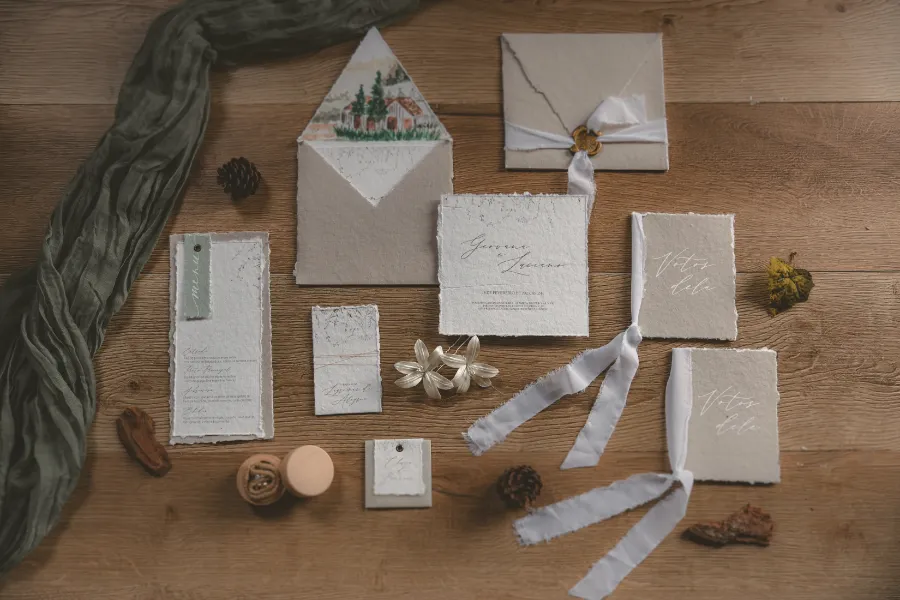 fotos de itens de papelaria para mini wedding simples