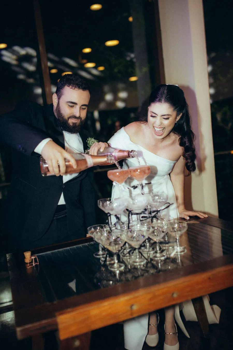 noivos enchendo a torre de taças