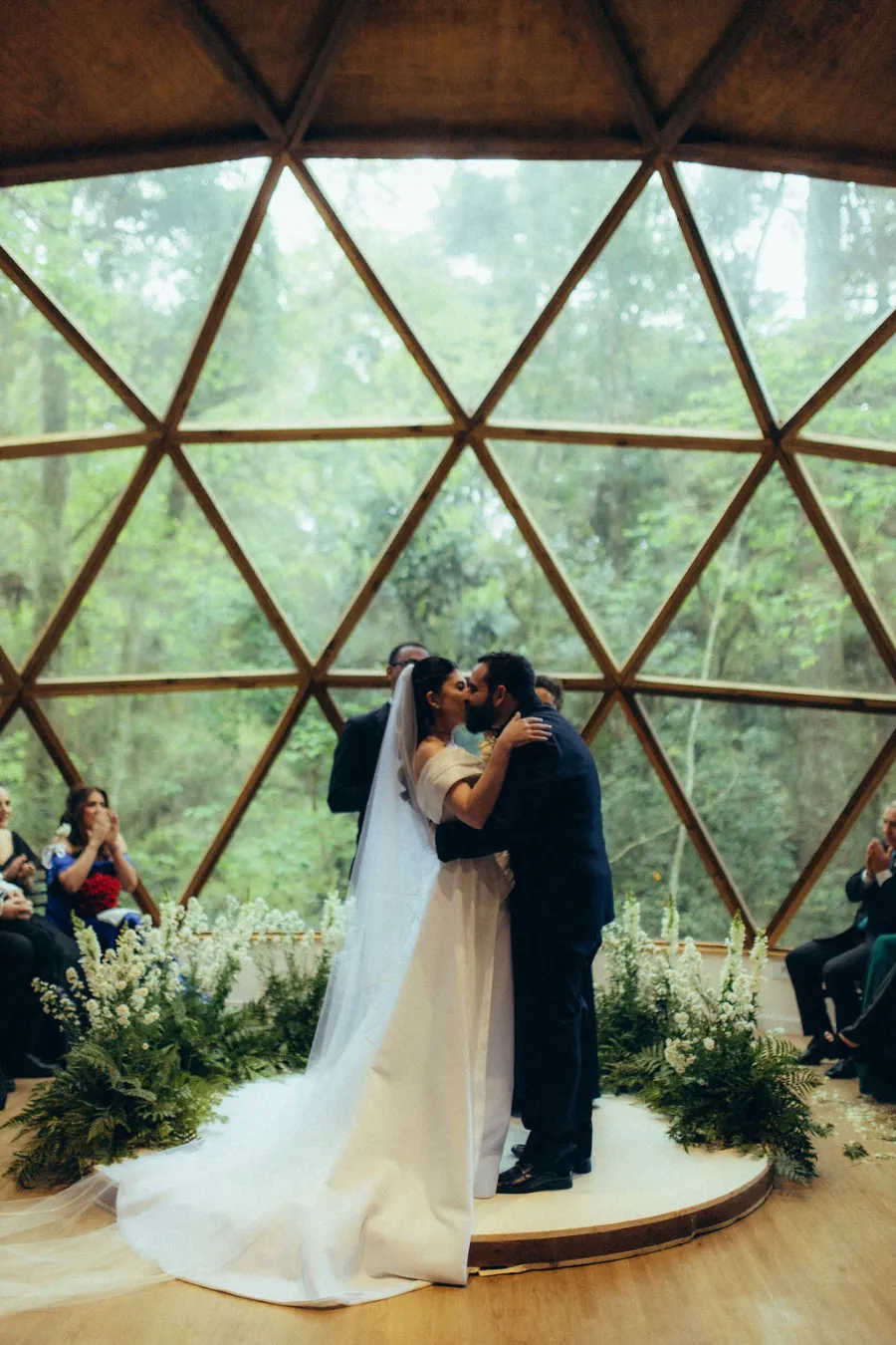 noivos se beijando na ceirmonia de casamento