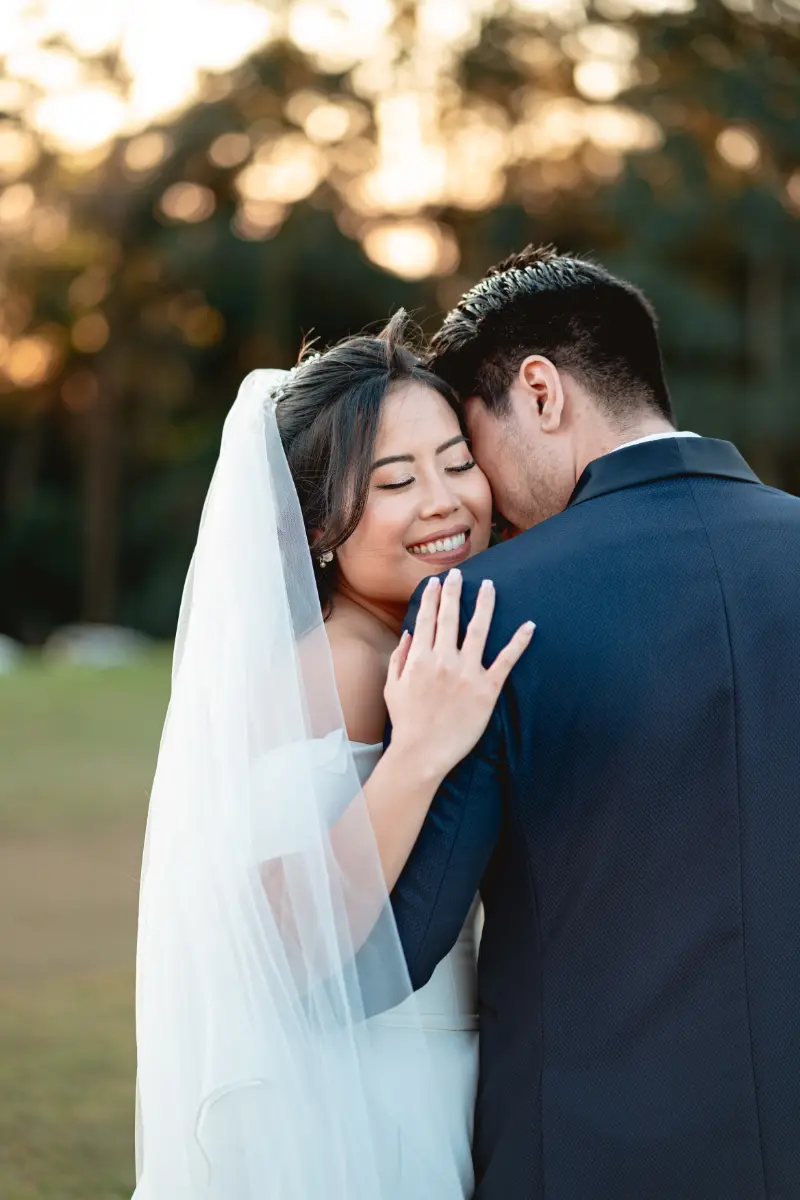 noiva sorridente abraçando o noivo