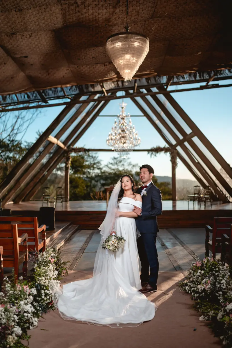noivos posando para foto na cerimônia