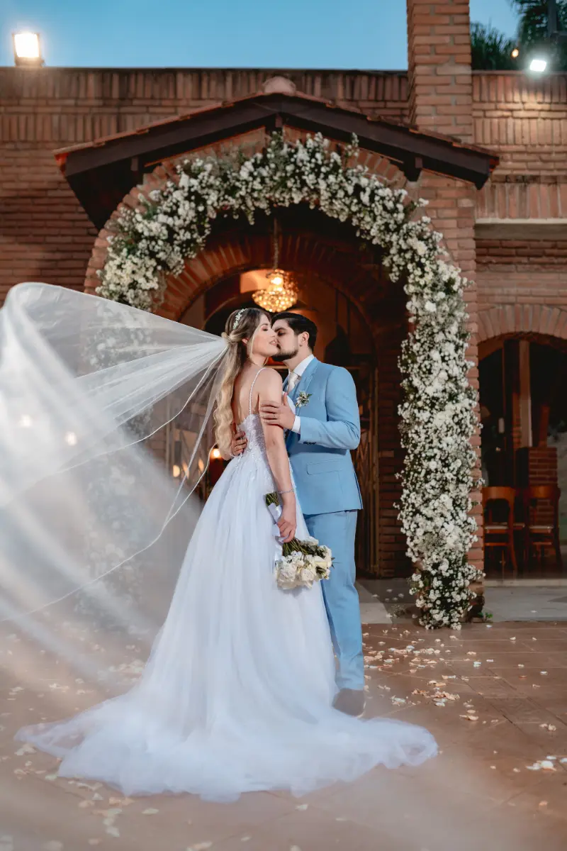 noivos posando para MDiniz no pós cerimônia