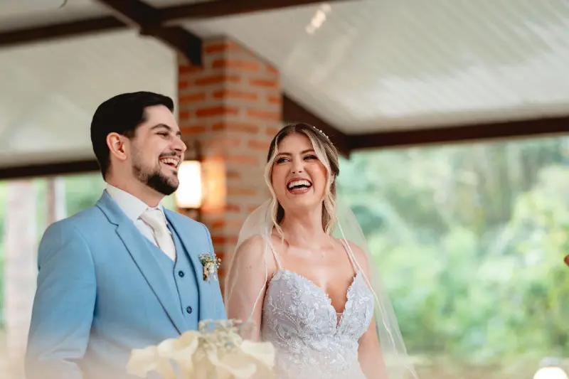 noivos sorrindo durante a cerimônia