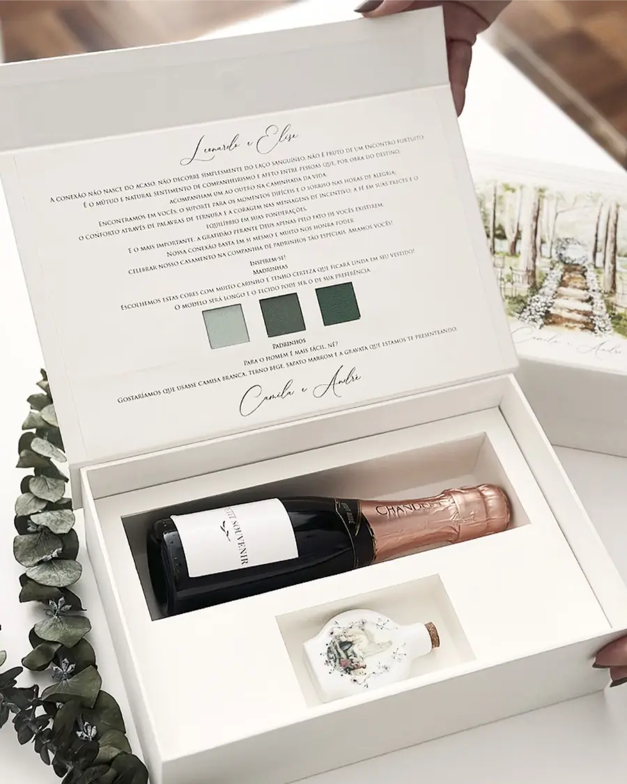 Caixa convite de padrinhos personalizada com garrafa de espumante, mini lembrança e paleta de cores, assinada por Camila e André.