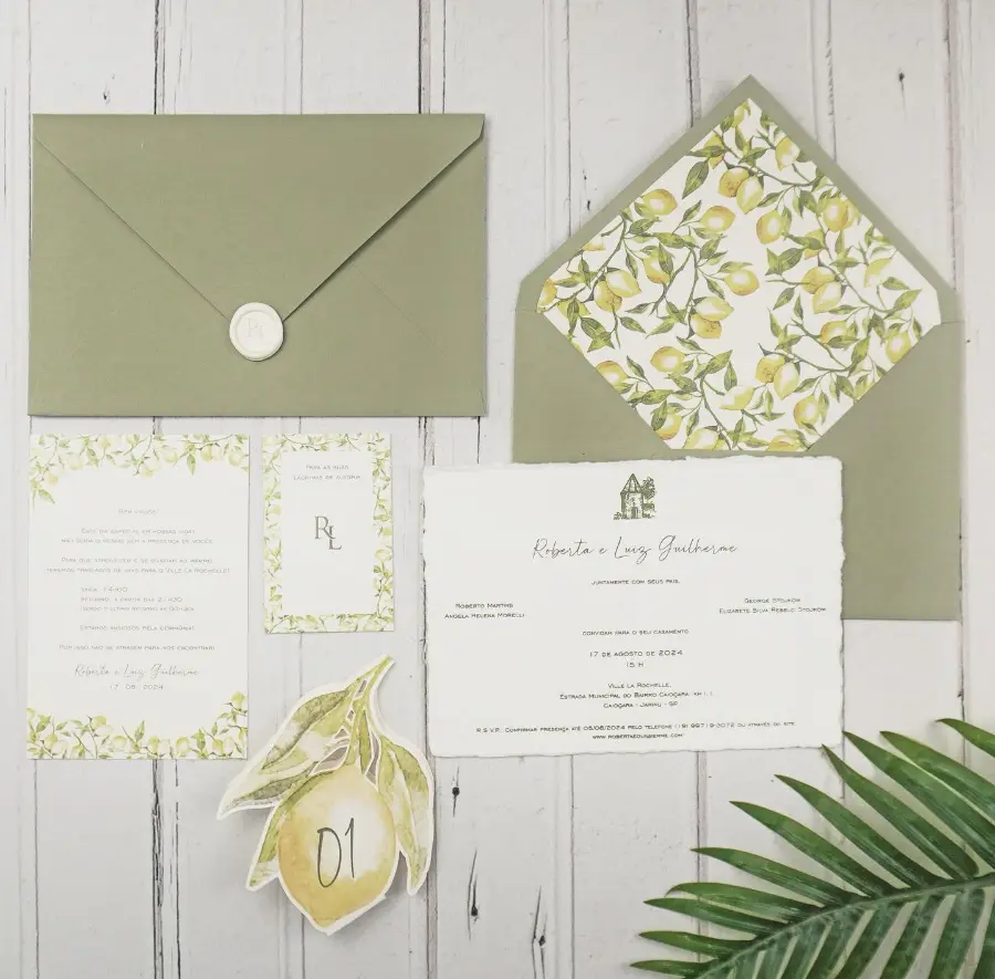 Kit de papelaria de casamento com envelope verde oliva, convites e marcadores decorados com ilustrações de limões sicilianos.