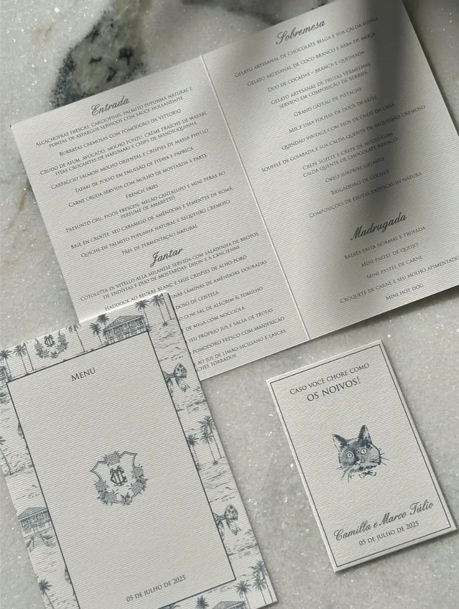 Cardápio de casamento clássico em papel texturizado acompanhado de menu ilustrado e cartão com desenho de gato, personalizados para Camilla e Marco Túlio.