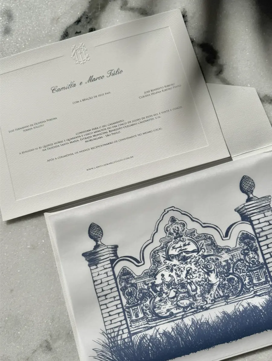 Convite de casamento clássico em papel texturizado branco com brasão em relevo e ilustração em azul de azulejo português.