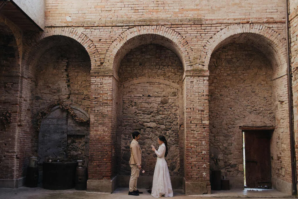 noivos na renovaçãod e votos em casa rústica na toscana