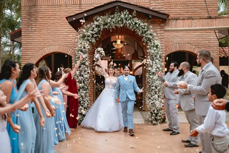 saída dos noivos com madrinhas e padrinhos ao lado