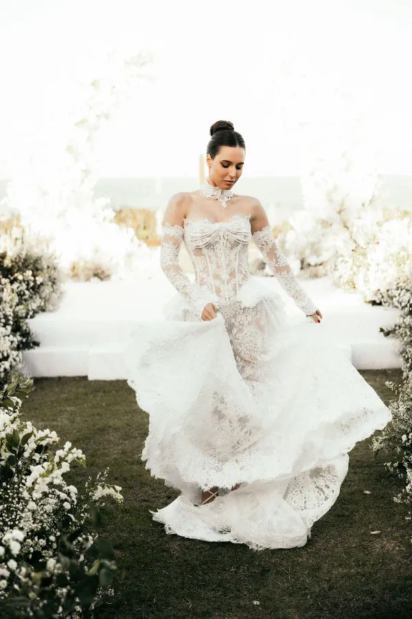 noiva com vestido com corset e transparência