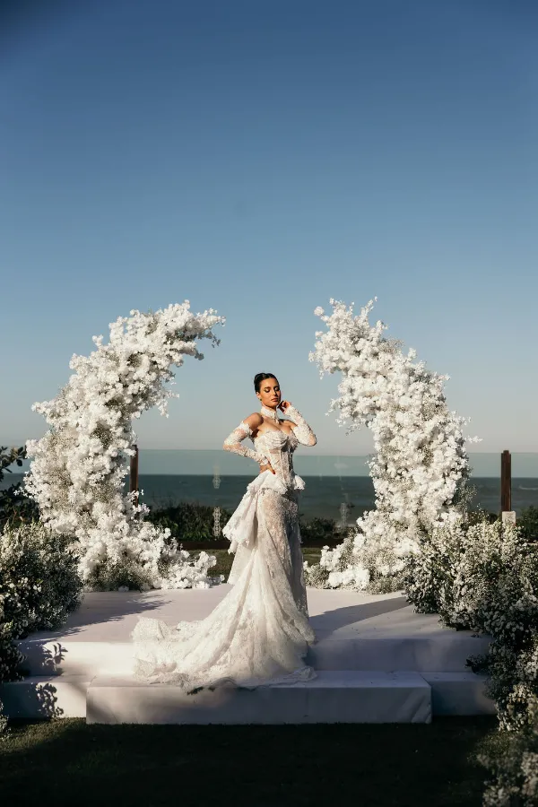 noiva no altar com vesidio de noiva com tendencias