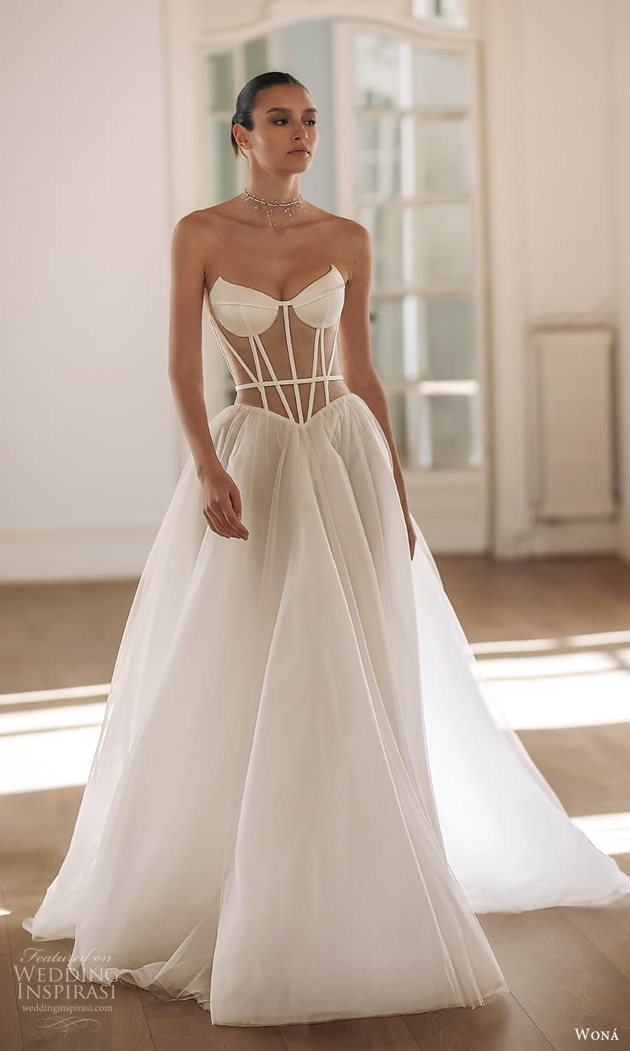 noiva com vestido com transparencia e corpete