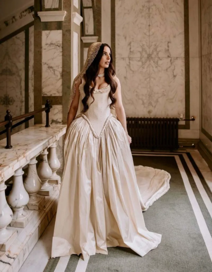 noiva com vestido com cintura basca