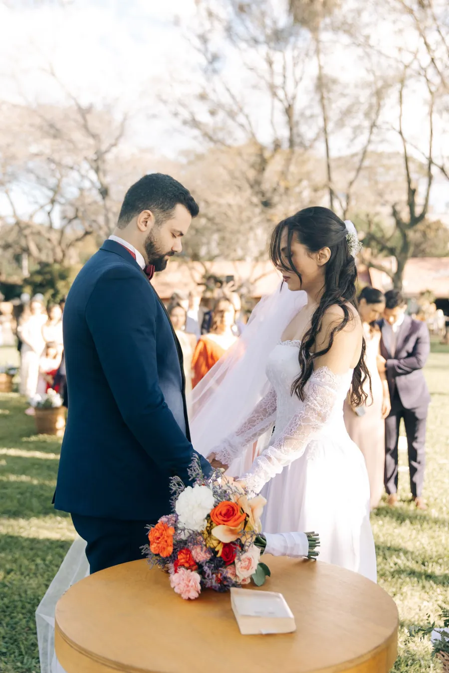 noivos de mãos dadas