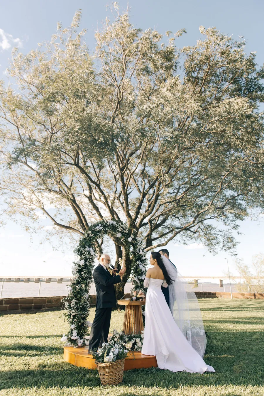 noivos em cerimonia de casamento debaixo de arvore