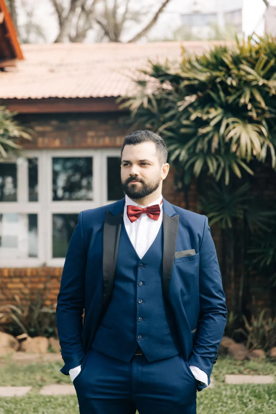 noivo com terno azul e gravata vermelha borboleta