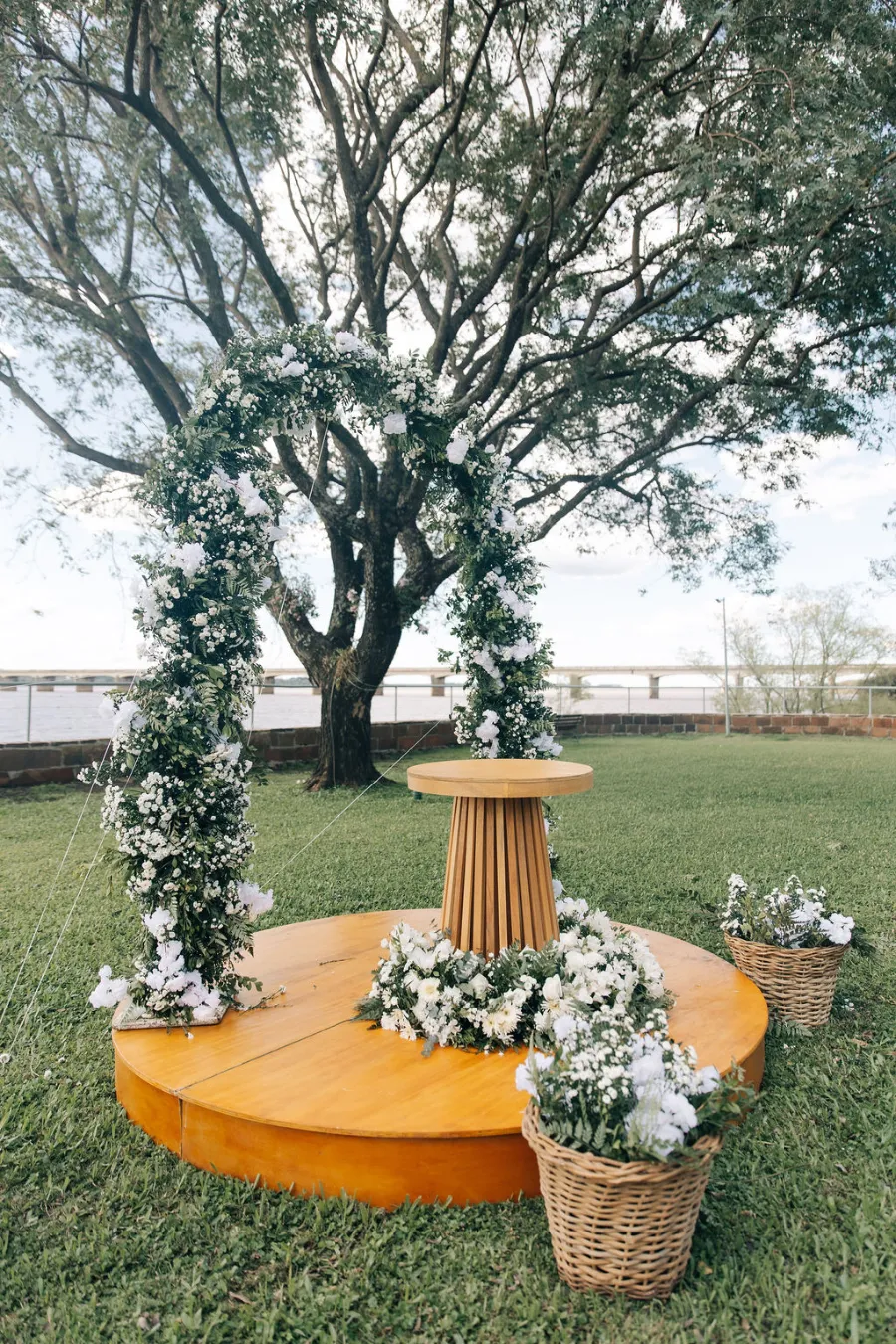 altar de casamento simples verde e branco