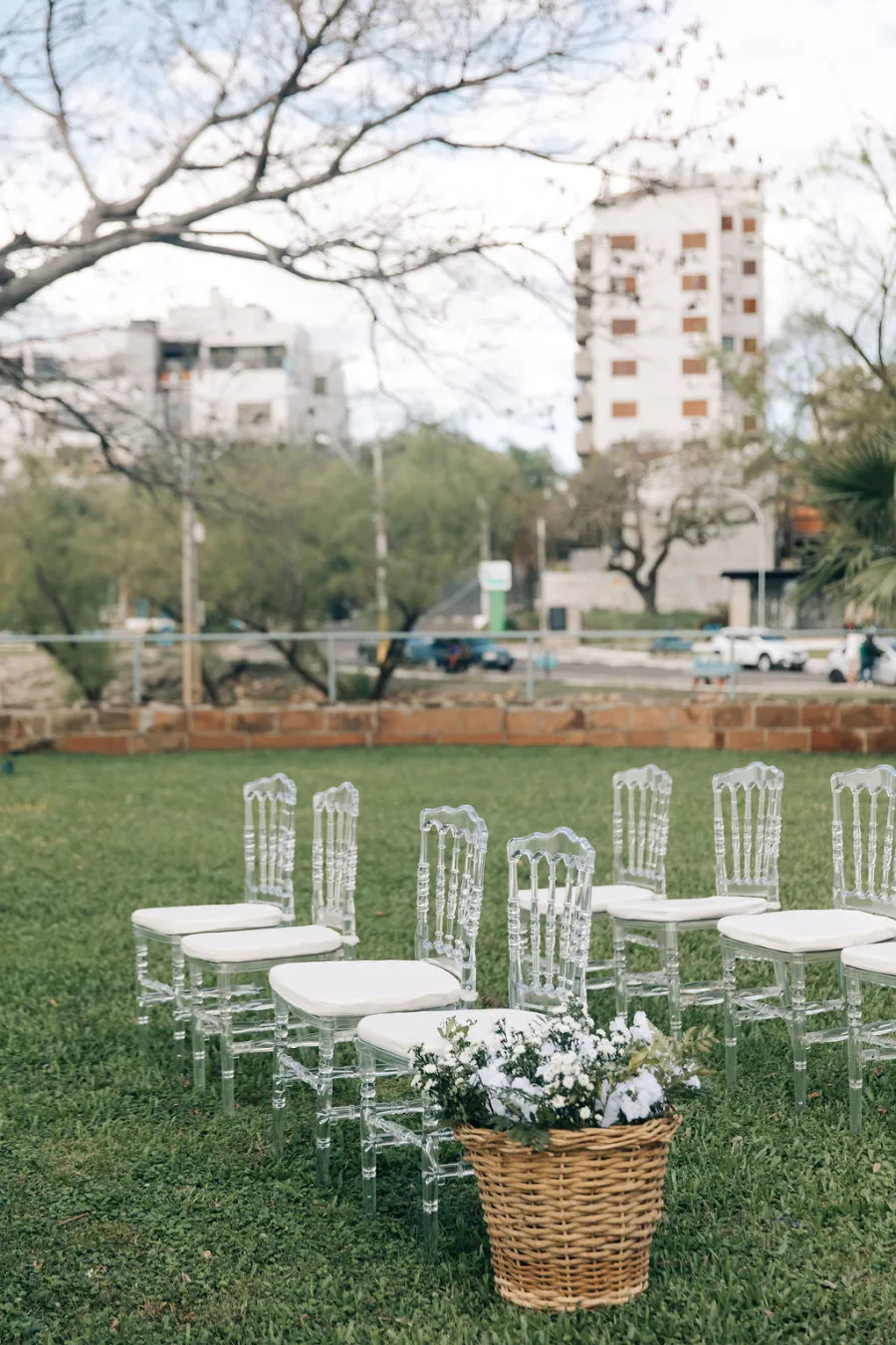 cadeiras tiffany em casamento ao ar livre