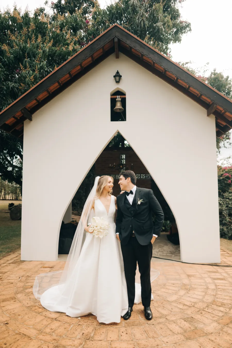 noivos em frente a capela