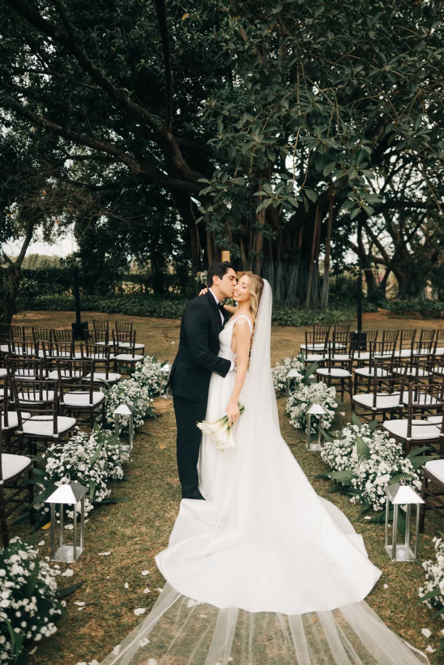 noivos se beijando ao ar livre