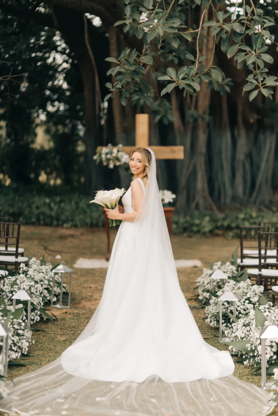 noiva em frente ao altar de cruz