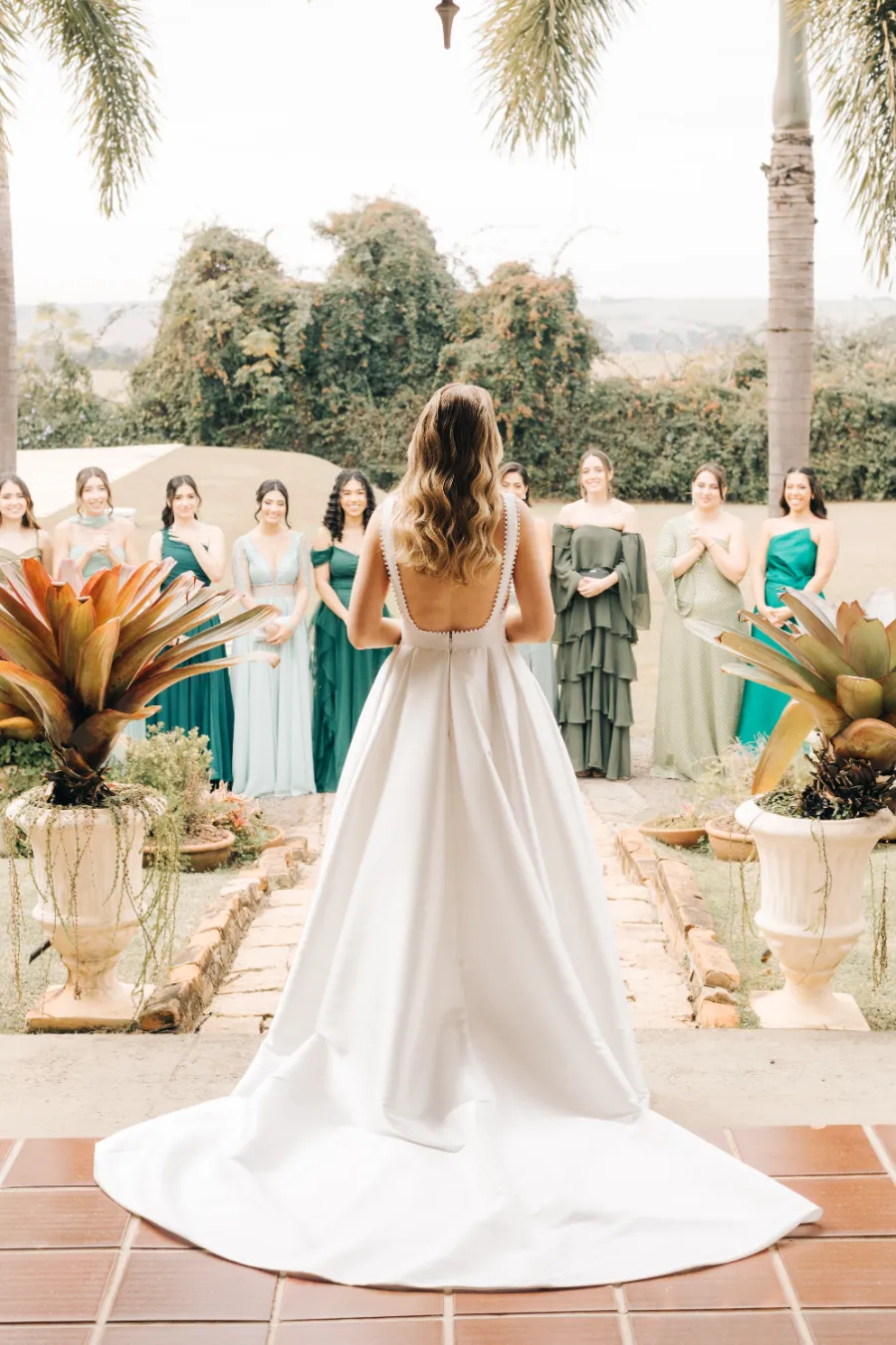 noiva no making of com as madrinhas de casamento verde