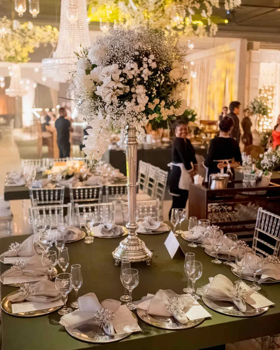 mesa posta com porta guardanapos