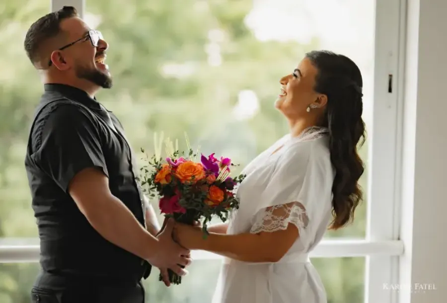 assessor de casamento segurando buque com a noiva