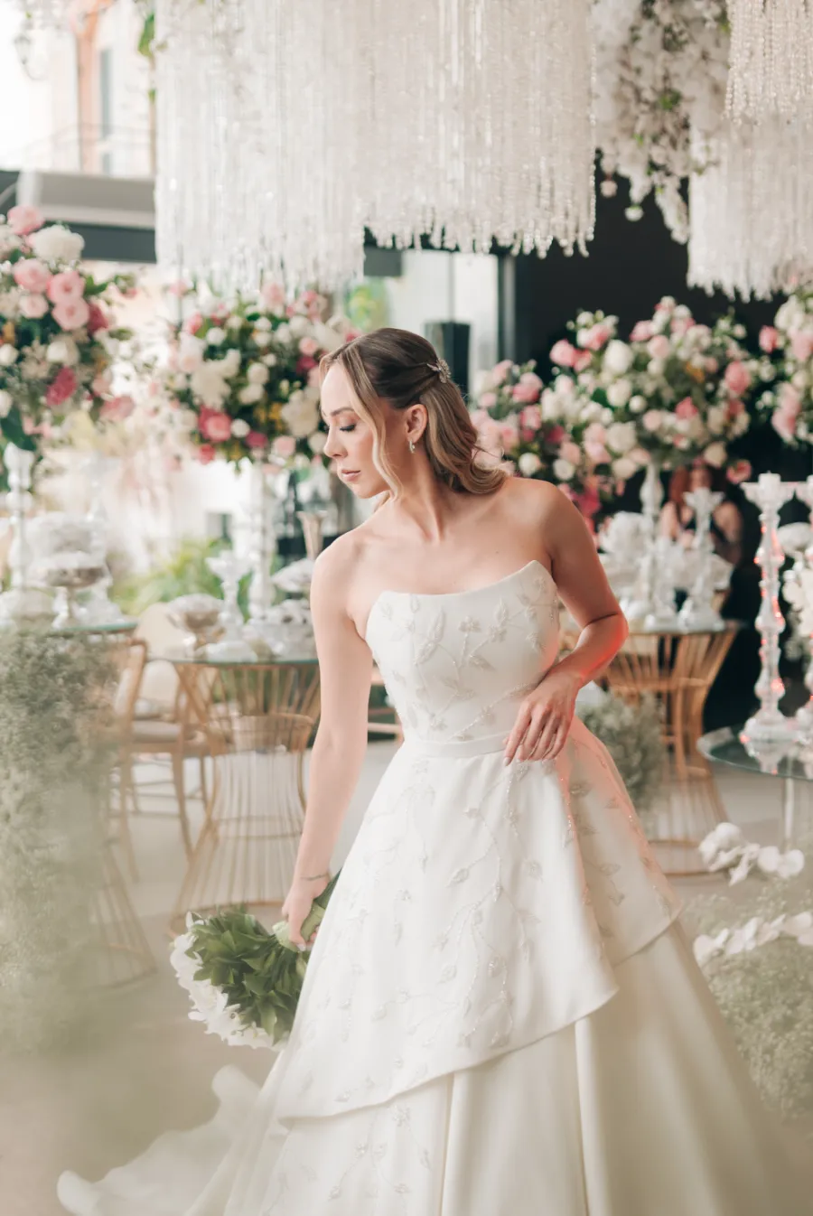 mulher com vestido de noiva