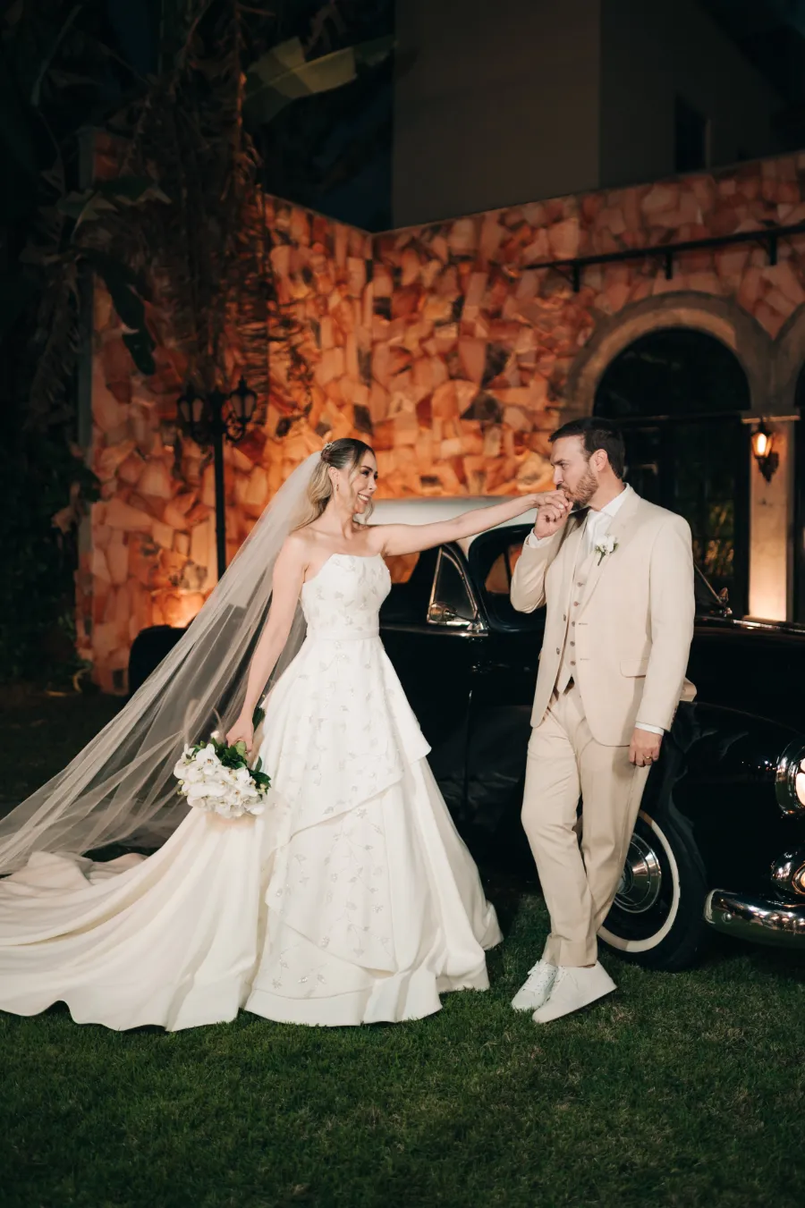 noivo beijando a mão da noiva