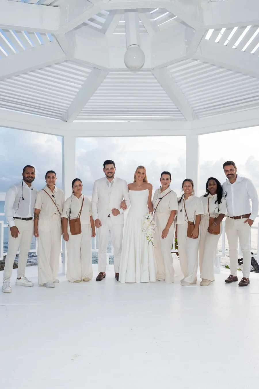 noivos ao lado dos assessores de casamento da cheers travel